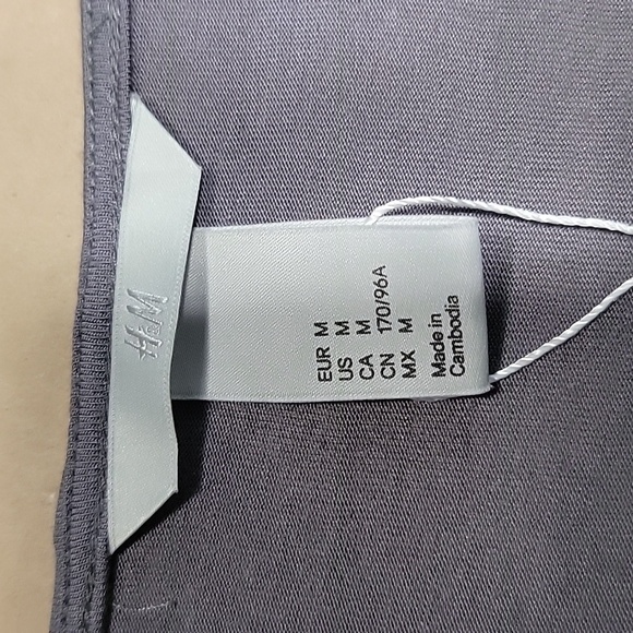 H&M Size M Gray 'To The Shoulder' Blouse with Floral Applique, NWOT - Picture 10 of 13